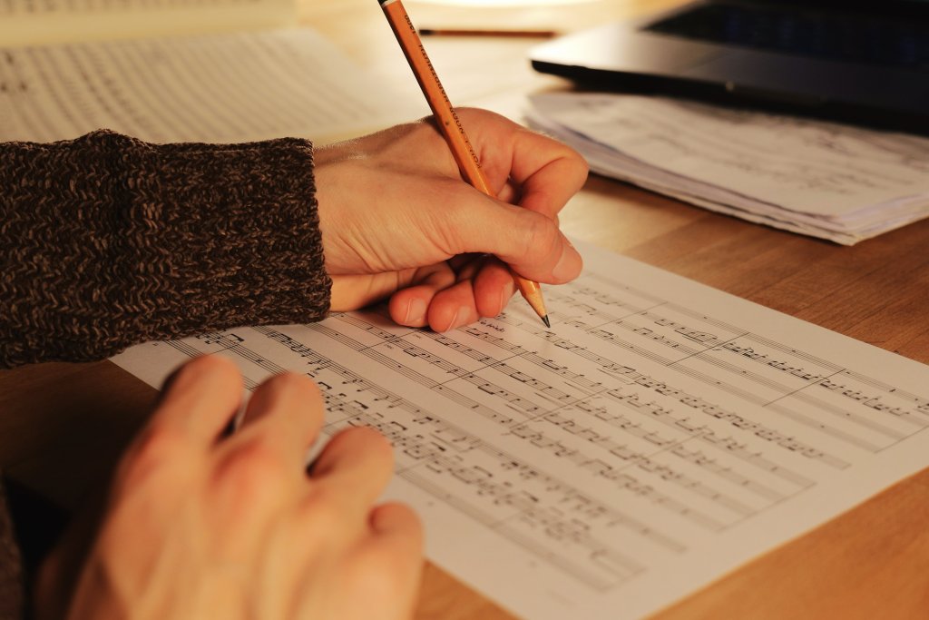 Ein Notenblatt wird von Julius Fischer mit einem Bleistift beschrieben.