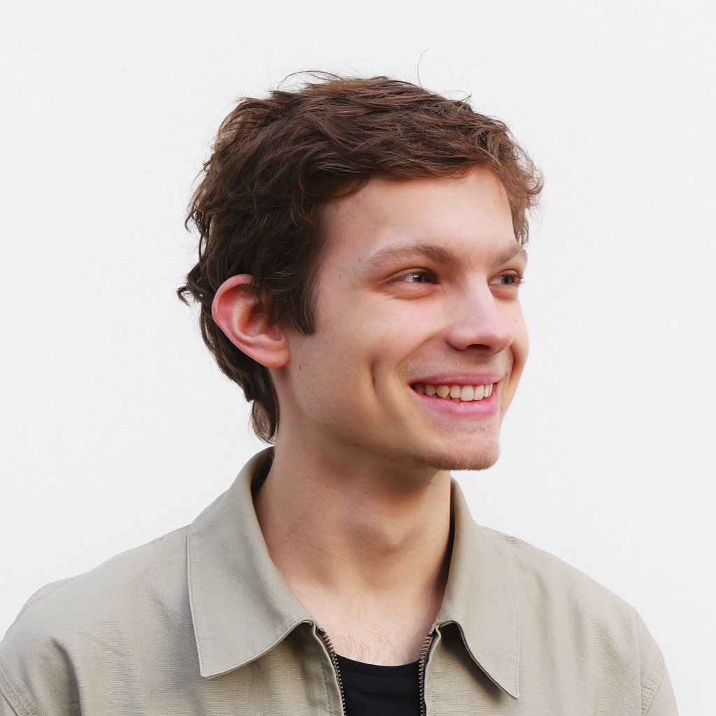 Portraitbild von Julius Fischer, Arrangeur und Mutli-Instrumentalist.